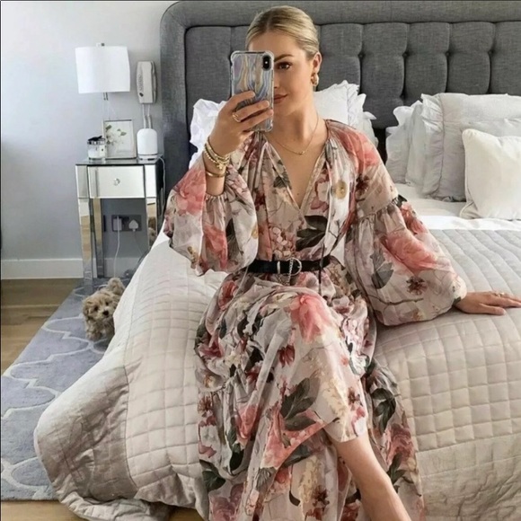 H&M Dresses & Skirts - NWT 💗BLOGGERS FAVE💗 H&M Blush Floral Maxi Dress
